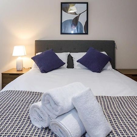 Stylish And Modern 1 Bedroom Apartment Манчестър Екстериор снимка