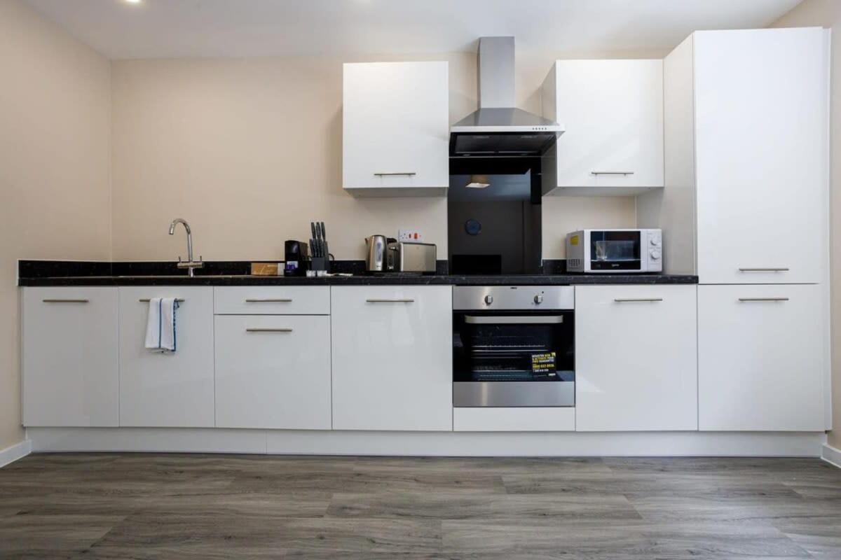 Stylish And Modern 1 Bedroom Apartment Манчестър Екстериор снимка