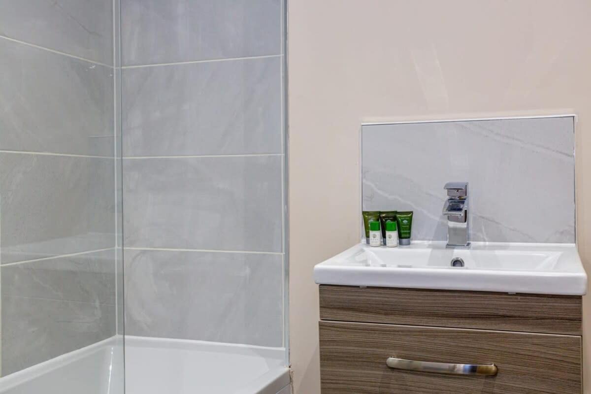 Stylish And Modern 1 Bedroom Apartment Манчестър Екстериор снимка