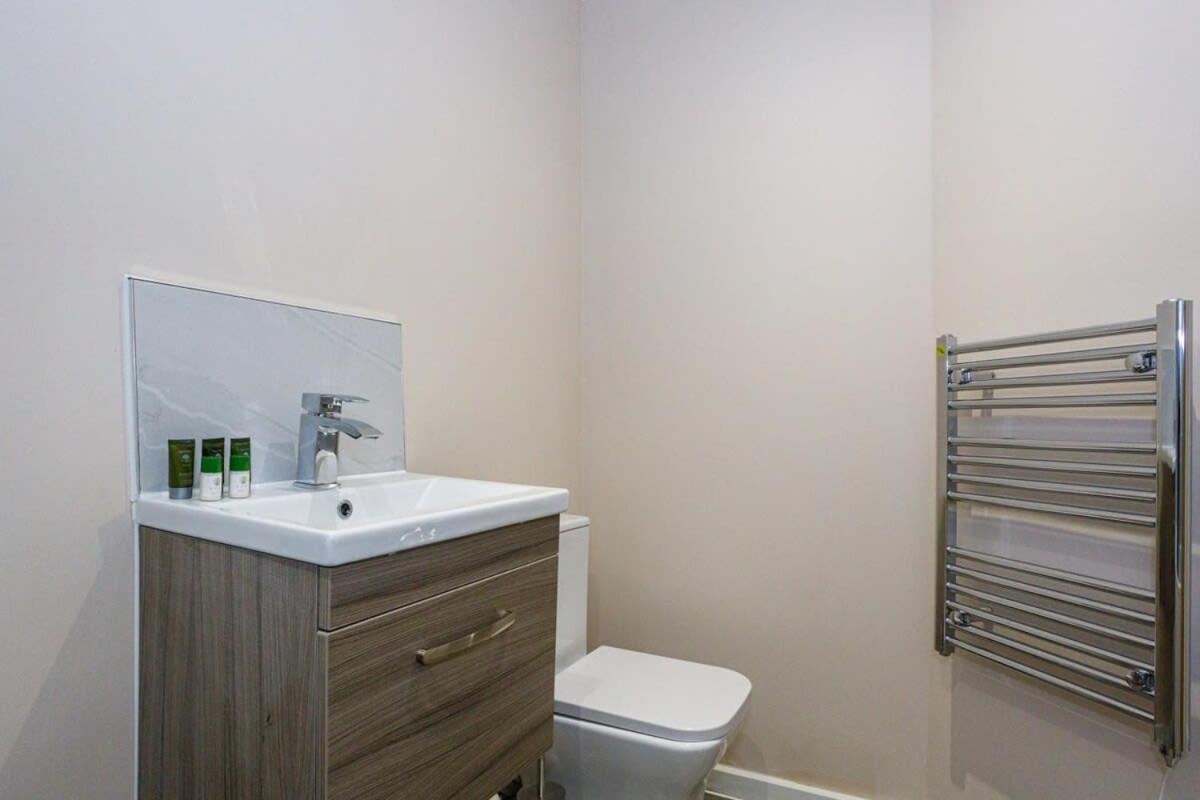 Stylish And Modern 1 Bedroom Apartment Манчестър Екстериор снимка