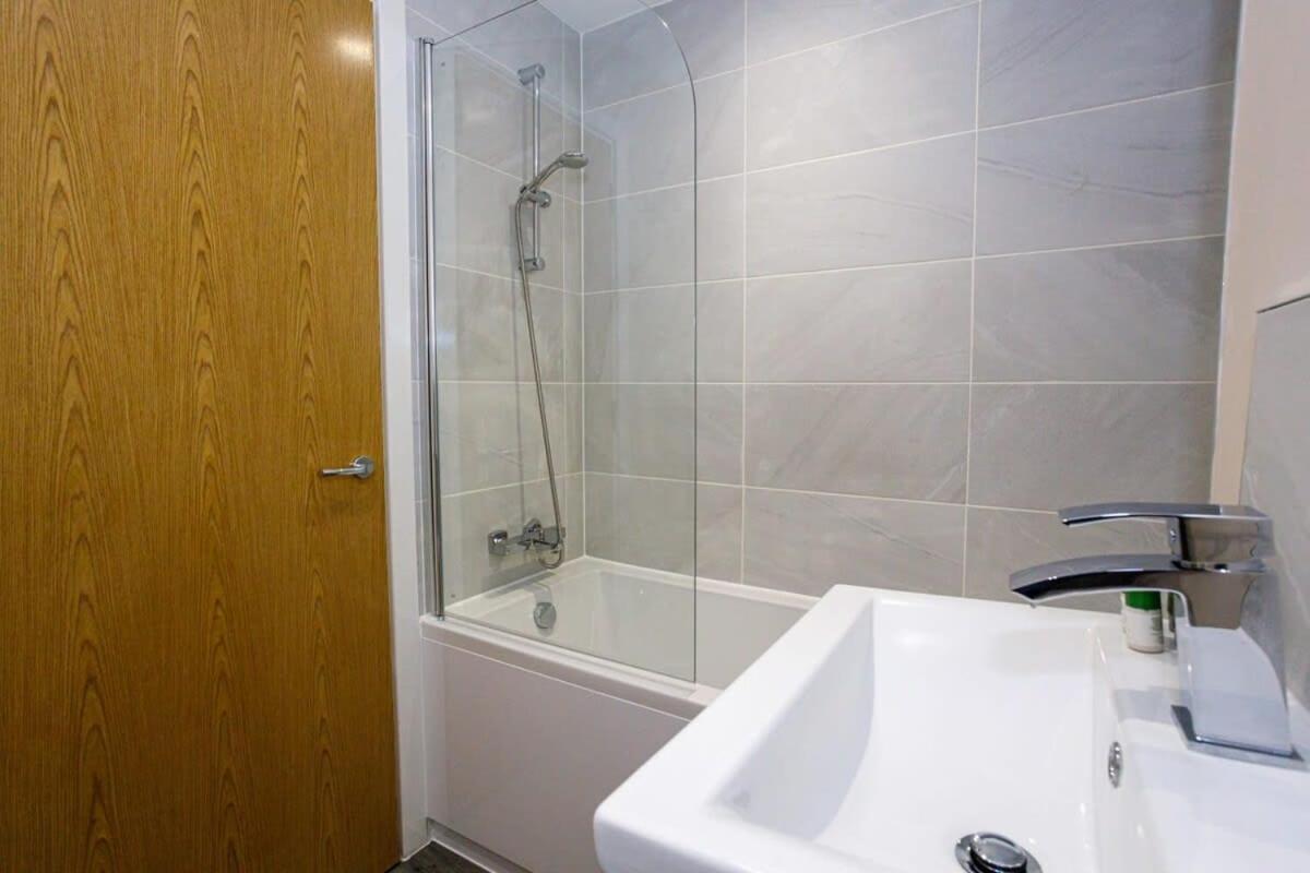 Stylish And Modern 1 Bedroom Apartment Манчестър Екстериор снимка